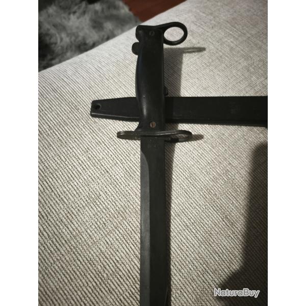 Ba�onnette FAMAS arm�e fran�aise deuxi�me type avec fourreau , ensemble excellent �tat