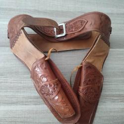 Lourd ceinturon buscaderos western double holster en cuir repouss&eacute; &eacute;pais et de grande longueur 125cm