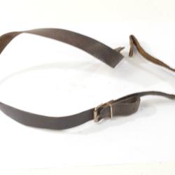 Ancienne bretelle en cuir pour carabine. Boutons absents