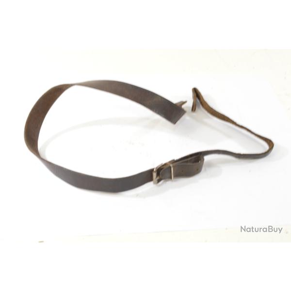 Ancienne bretelle en cuir pour carabine. Boutons absents