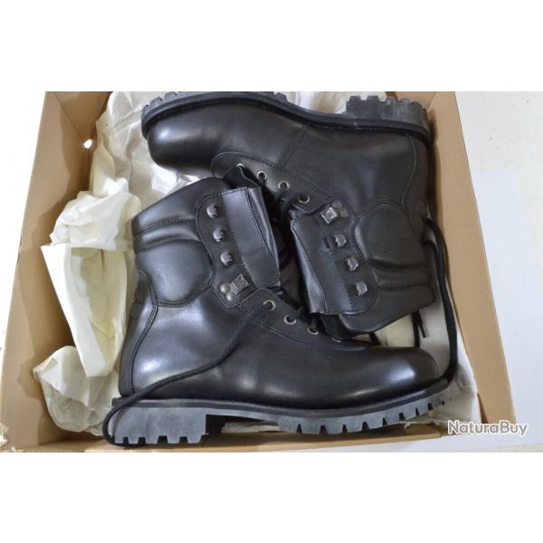 Rangers cuir Arm�e Fran�aise 2012 taille 41. Argueyrolles. Chasse p�che sortie nature survie