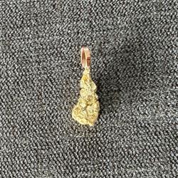 P&eacute;pite naturelle en or 22 / 24 K - montage en or 18 carats - Origine : Alaska