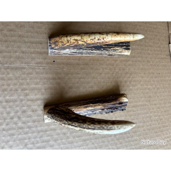 Supports muraux d'armes, socle en bois et d�cor bois de brocarts.