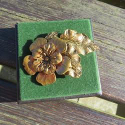 Ancienne grande broche &agrave; d&eacute;cor de fleur de pavot avec feuillage en laiton dor&eacute; - FRANCE (XIX&eacute;)