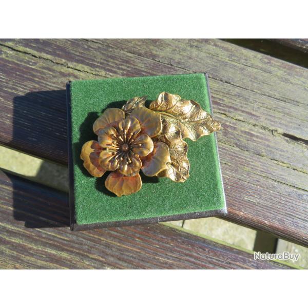 Ancienne grande broche � d�cor de fleur de pavot avec feuillage en laiton dor� - FRANCE (XIX�)