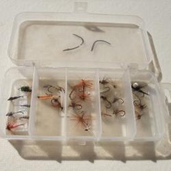 Lot de 26 mouches ( truite ... )