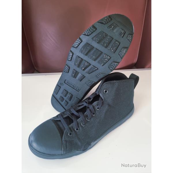 Chaussures tactiques Altama Maritime Assault MID, couleur noire, en pointure 45.