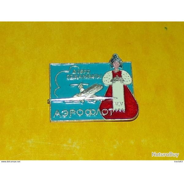 INSIGNE DE L'ARMEE RUSSE AVEC AVION� , BON ETAT VOIR PHOTO . POUR TOUT RENSEIGNEMENT ME CONTACTER. R