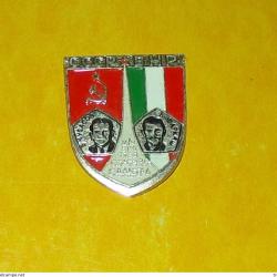 INSIGNE DE L'ARMEE RUSSE AVEC DRAPEAU ITALIEN&nbsp; , BON ETAT VOIR PHOTO . POUR TOUT RENSEIGNEMENT ME CO