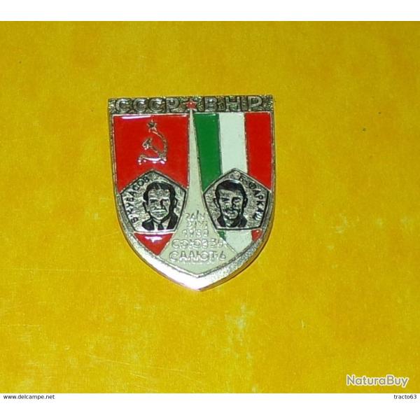 INSIGNE DE L'ARMEE RUSSE AVEC DRAPEAU ITALIEN� , BON ETAT VOIR PHOTO . POUR TOUT RENSEIGNEMENT ME CO