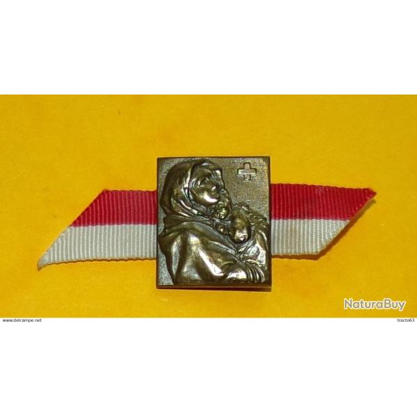 INSIGNE DE LA CROIX ROUGE  1951 SUISSE ,   ETAT� VOIR PHOTOS .POUR TOUT RENSEIGNEMENT ME CONTACTER.