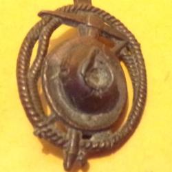 INSIGNE DE PIONNIERS ? CHAPEAU ET PIOCHE ,FABRICANT SANS,HOMOLOGATION SANS, ETAT VOIR PHOTO . POUR T