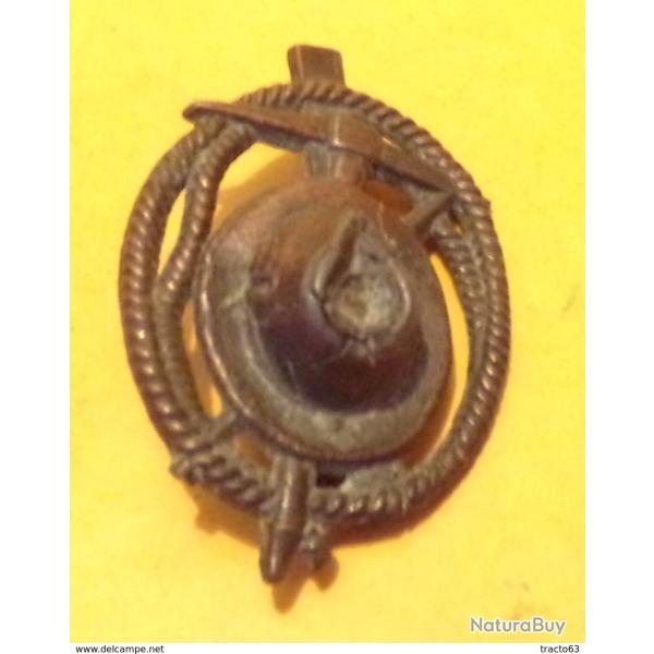 INSIGNE DE PIONNIERS ? CHAPEAU ET PIOCHE ,FABRICANT SANS,HOMOLOGATION SANS, ETAT VOIR PHOTO . POUR T