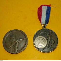 INSIGNE DE TIR 1958,   ETAT&nbsp; VOIR PHOTOS .POUR TOUT RENSEIGNEMENT ME CONTACTER. REGARDEZ MES AUTRES
