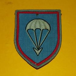 INSIGNE EN TISSU : ARMEE ALLEMANDE FORCES PARACHUTISTES AVEC BORDURE ROUGE APRES GUERRE  ,BON ETAT V
