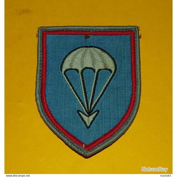 INSIGNE EN TISSU : ARMEE ALLEMANDE FORCES PARACHUTISTES AVEC BORDURE ROUGE APRES GUERRE  ,BON ETAT V