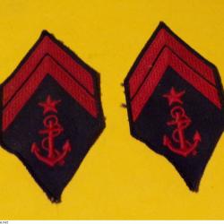 INSIGNE EN TISSU DE LA MARINE AVEC DEUX&nbsp;GALONS ET FOND NOIR , ETAT VOIR PHOTO . POUR TOUT RENSEIGNEM