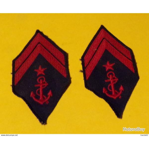 INSIGNE EN TISSU DE LA MARINE AVEC DEUX�GALONS ET FOND NOIR , ETAT VOIR PHOTO . POUR TOUT RENSEIGNEM