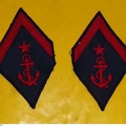 INSIGNE EN TISSU DE LA MARINE AVEC UN GALON FOND NOIR  , ETAT VOIR PHOTO . POUR TOUT RENSEIGNEMENT M