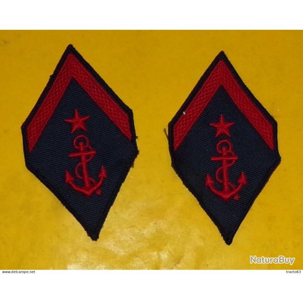 INSIGNE EN TISSU DE LA MARINE AVEC UN GALON FOND NOIR  , ETAT VOIR PHOTO . POUR TOUT RENSEIGNEMENT M
