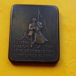 INSIGNE GENEVE 21 22 JUIN 1986 FETE FEDERALE DES COSTUMES SUISSES , SANS ATTACHE ,   ETAT&nbsp; VOIR PHOT