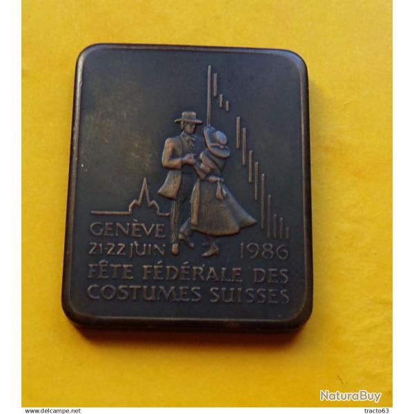 INSIGNE GENEVE 21 22 JUIN 1986 FETE FEDERALE DES COSTUMES SUISSES , SANS ATTACHE ,   ETAT� VOIR PHOT