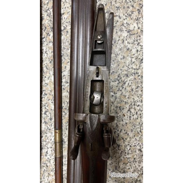 Fusil ancien � chiens juxtapos� crosse anglaise cal 12. Canons tbe rebronz�s. Origine grav�e canons.