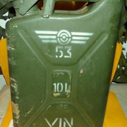JERRYCAN A VIN&nbsp;MILITAIRE&nbsp;DE L'ARMEE DE L'AIR FRANCAISE , CONTENANCE 10 LITRES , PERIODE GUERRE D'IND