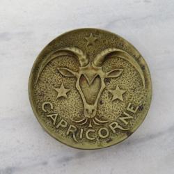 Ancien Vide-Poche/Coupelle en Bronze dor&eacute; patin&eacute; &agrave; d&eacute;cor signe du zodiaque Capricorne (Vers 1930)