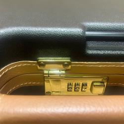Mallette blaser en bon &eacute;tat &agrave; 1� sans prix de r&eacute;serve !