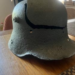 Casque allemand ww1 impact&eacute;
