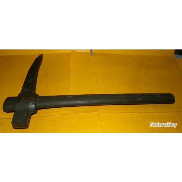 OUTIL : PIC PIOCHE AVEC MARQUAGE ACIER DE L'ARMEE FRANCAISE, LONGUEUR 45 CM POIDS 1,270 KILO   , FAB