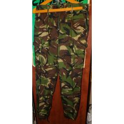 PANTALON  DE COMBAT CAMOUFLAGE FEUILLAGE DE L'ARMEE ANGLAISE  , TAILLE REGLABLE MAXI 42 SOIT 84 CM D