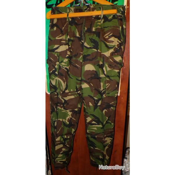 PANTALON  DE COMBAT CAMOUFLAGE FEUILLAGE DE L'ARMEE ANGLAISE  , TAILLE REGLABLE MAXI 42 SOIT 84 CM D