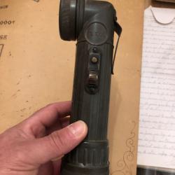 Lampe militaire coud&eacute;e