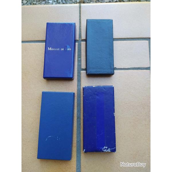 LOT DE 4 BOITES POUR MEDAILLES MILITAIRE OU CIVIL  BOITE COULEUR BLEU