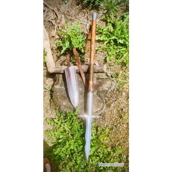 �pieux de grande chasse d'artisan / manche bois, lame acier carbone, fourreau cuir