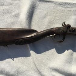Vieux fusil de chasse percussion &agrave; chiens au manche sculpt&eacute;