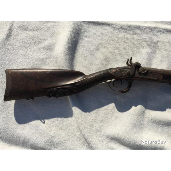 Vieux fusil de chasse percussion � chiens au manche sculpt�