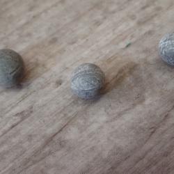 21 Ogives anciennes en plomb pour d&eacute;corer vos armes &agrave; poudre noire.