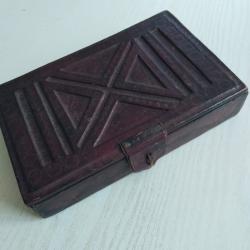 Joli ancien coffret 20x13x4 cm enti&egrave;rement rev&ecirc;tu cuir travaill&eacute;