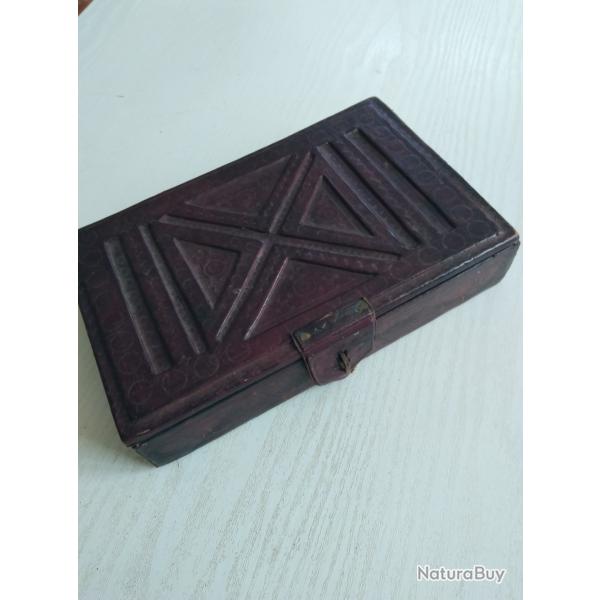 Joli ancien coffret 20x13x4 cm enti�rement rev�tu cuir travaill�