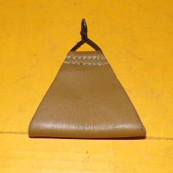 TRIANGLE EN CUIR POUR MAINTIEN DU BRELAGE EN CUIR DE L'ARMEE FRANCAISE . FABRICATION FRANCAISE , VOI