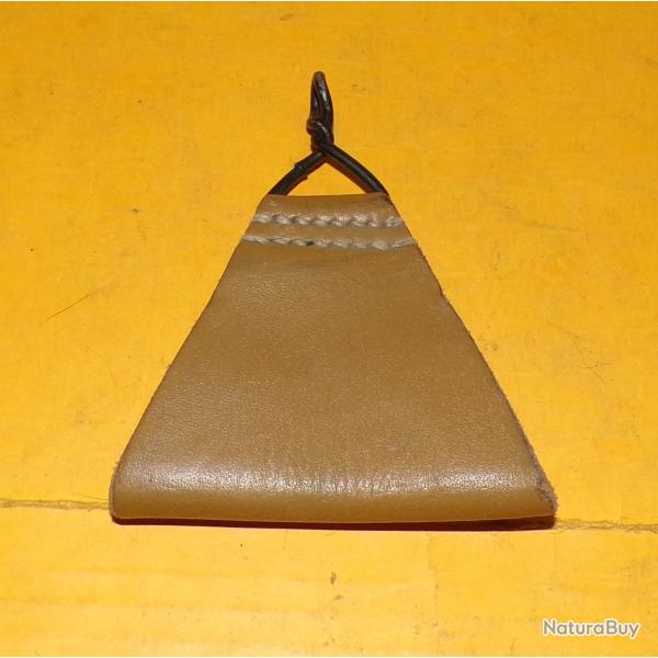 TRIANGLE EN CUIR POUR MAINTIEN DU BRELAGE EN CUIR DE L'ARMEE FRANCAISE . FABRICATION FRANCAISE , VOI