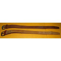 LOT DE 2 SANGLES EN CUIR DE L'ARMEE FRANCAISE AVEC TAMPON DE 1953 SUR UNE D'ENTRE ELLE  . FABRICATIO