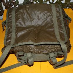 MUSETTE MILITAIRE F1 DE L'ARMEE FRANCAISE , SANGLE POUR LE PORT EN SAC A DOS  ,MARQUAGE " FST " AU D