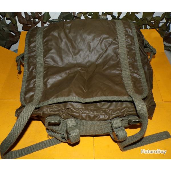 MUSETTE MILITAIRE F1 DE L'ARMEE FRANCAISE , SANGLE POUR LE PORT EN SAC A DOS  ,MARQUAGE " FST " AU D
