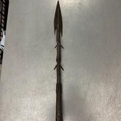 Ancien fer de lance / Pointe de sagaie africaine grav&eacute;e &agrave; ardillons - 35 cm