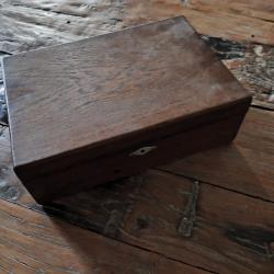 coffret ch&ecirc;ne contenant un soixantaire de couteaux