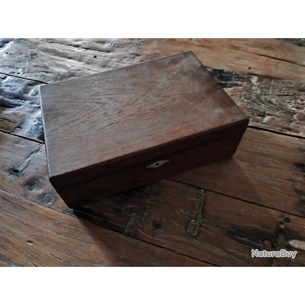 coffret ch�ne contenant un soixantaire de couteaux